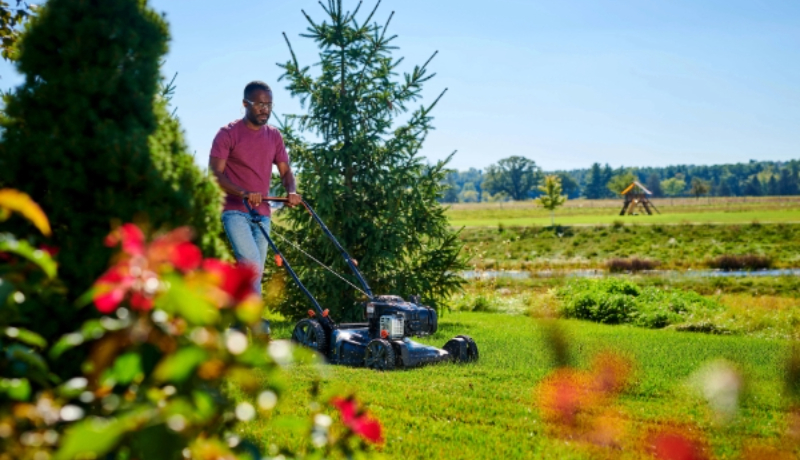 BAS_E500_Senix_Push Mower_Mowing_Lifestyle_2326 (3) (1) (1)